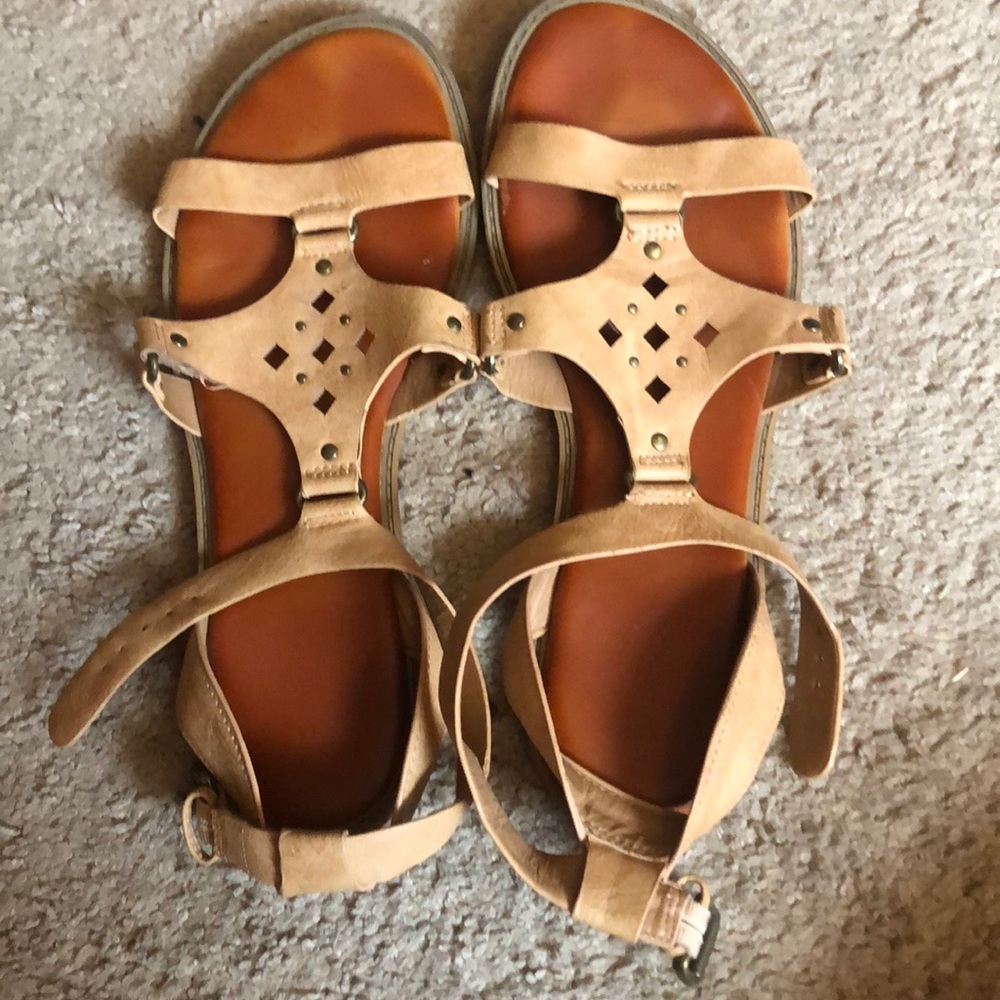 Sonoma Tan Sandals w/ Diamond Pattern